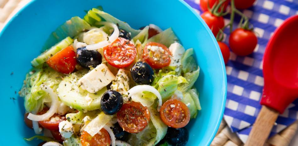 'Mira qué bueno': ensalada griega para preparar con los niños