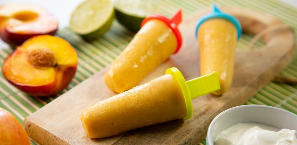 'Mira qué bueno': polos de melocotón con mango y yogur para preparar con los niños