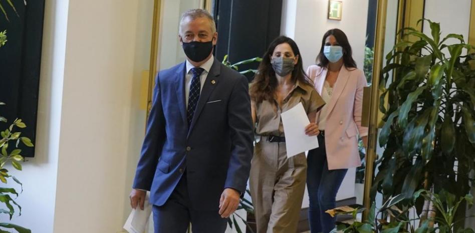 Urkullu acude a la conferencia de presidentes tras acordar el déficit vasco en el último minuto