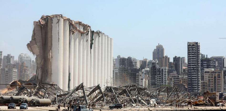 El mar ocupa el hueco de la explosión de Beirut