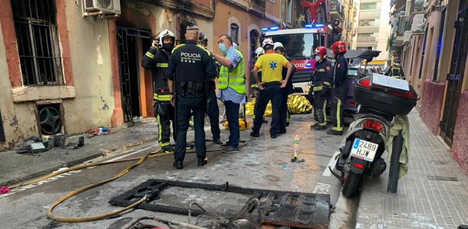 Tres muertos y un herido grave en un incendio en los bajos de un edificio de la Barceloneta