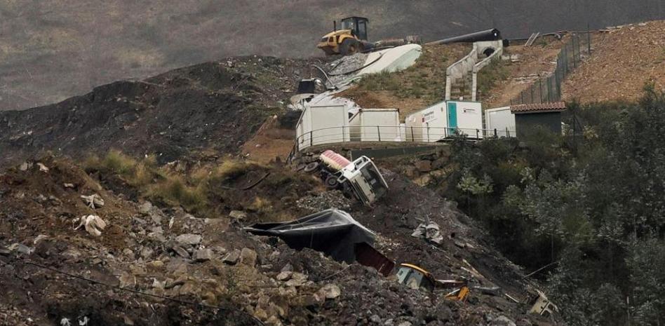 Encuentran restos óseos en la zona del derrumbe del vertedero de Zaldibar