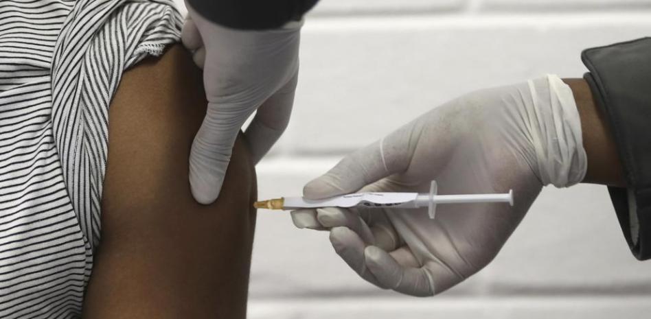 Oxford y AstraZeneca retoman el ensayo de su vacuna contra el coronavirus