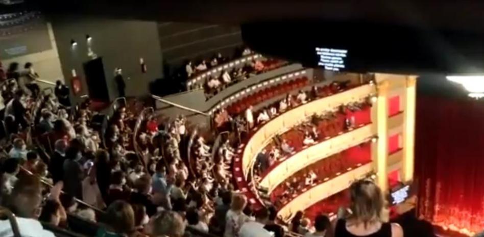 El Teatro Real cancela la función entre abucheos por falta de distancia de seguridad en el gallinero