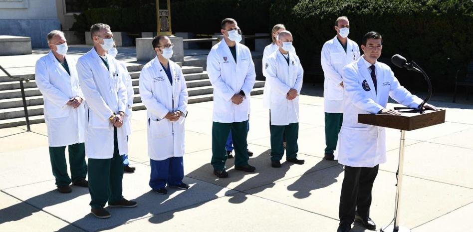 Trump ingresó en el hospital con “constantes vitales muy preocupantes” pero dice estar “mucho mejor” 