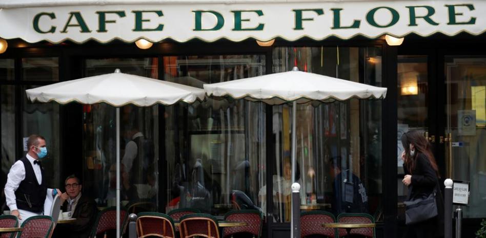 París cierra los bares y suspende las ferias y congresos profesionales