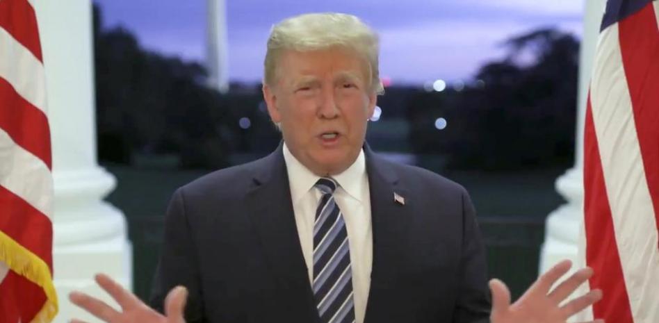 Donald Trump insinúa que es inmune al coronavirus y anima a la gente a salir a la calle