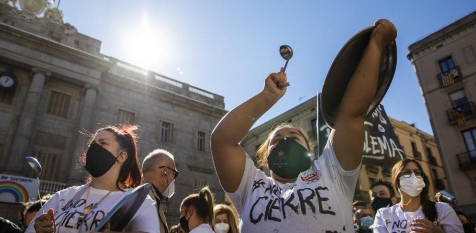 Así fue la protesta de los restauradores contra el cierre de locales en Catalunya