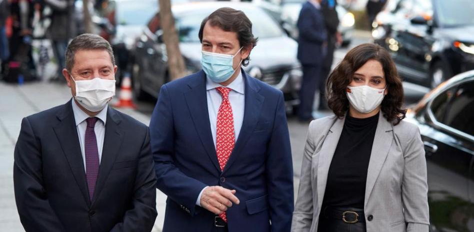 Madrid se desmarca del resto de España y pide a Sánchez cerrar sólo el puente