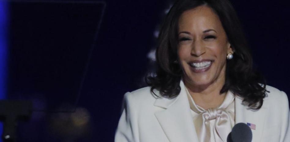 Las redes se deshacen en halagos con Kamala Harris por su primer look como vicepresidenta electa 