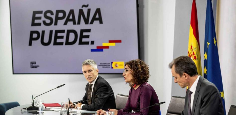 Nueva normativa de tráfico: sube de 3 a 6 la pérdida de puntos por usar el móvil al volante