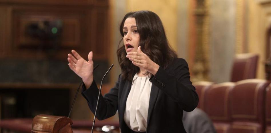 Arrimadas ofrece a Sánchez moderación y seriedad si no cede al chantaje de los secesionistas