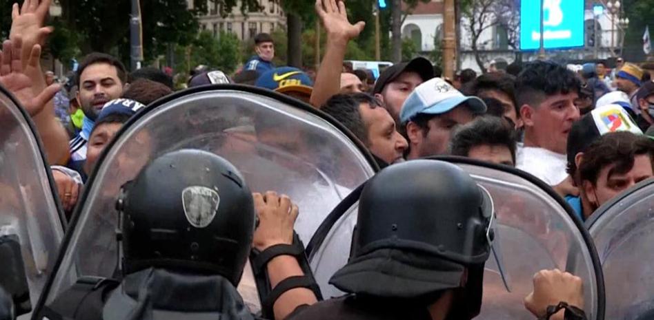 El velatorio de Maradona en la Casa Rosada se desmadra y acaba en disturbios