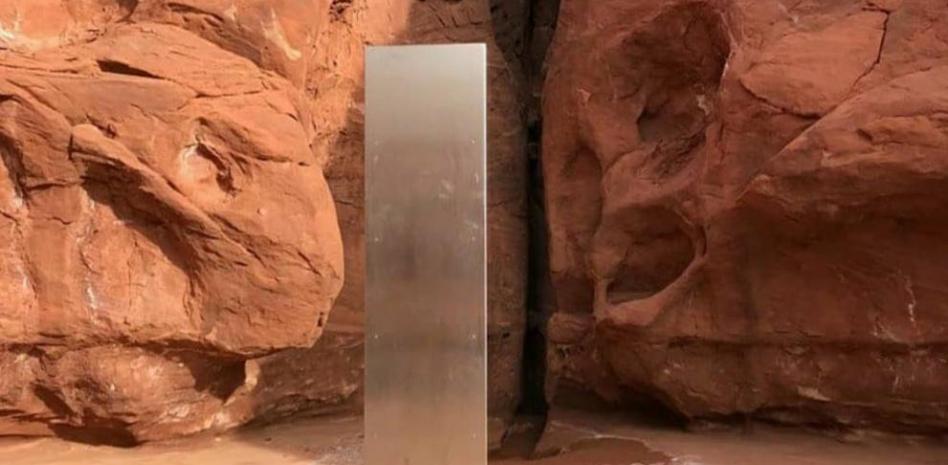 Aparece de la nada en Rumanía un misterioso monolito similar al desaparecido en el desierto de Utah