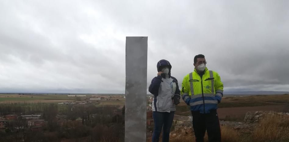 Encuentran un monolito metálico en un pueblo de Segovia
