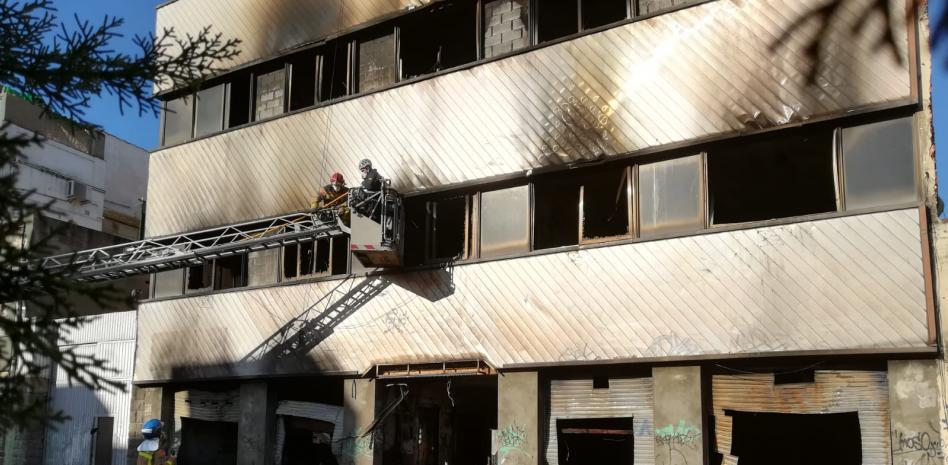 Al menos tres muertos en el incendio de una nave ocupada en Badalona