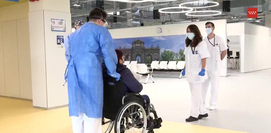 El Hospital Isabel Zendal recibe a la primera paciente rodeado de protestas