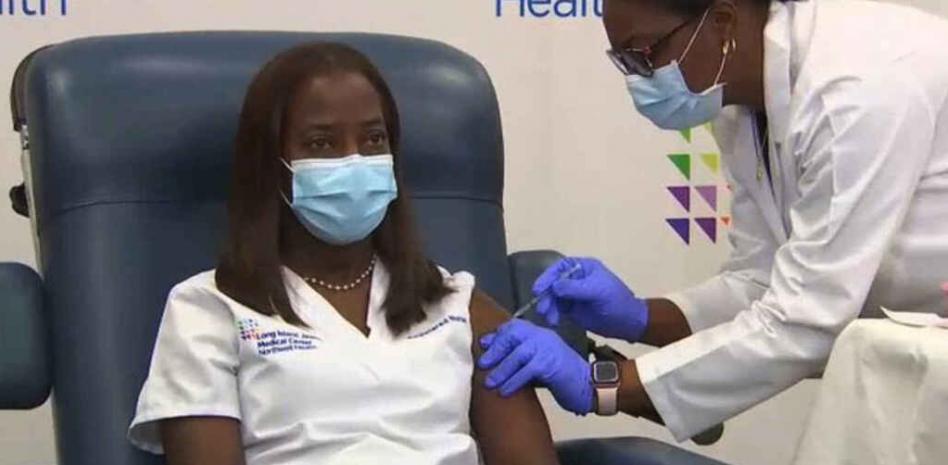 Una enfermera de Queens, la primera estadounidense en recibir la vacuna