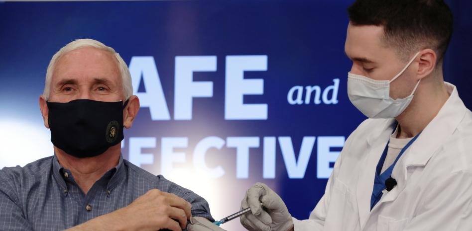 Desaparecido Trump, el vicepresidente Pence recibe la vacuna ante las cámaras