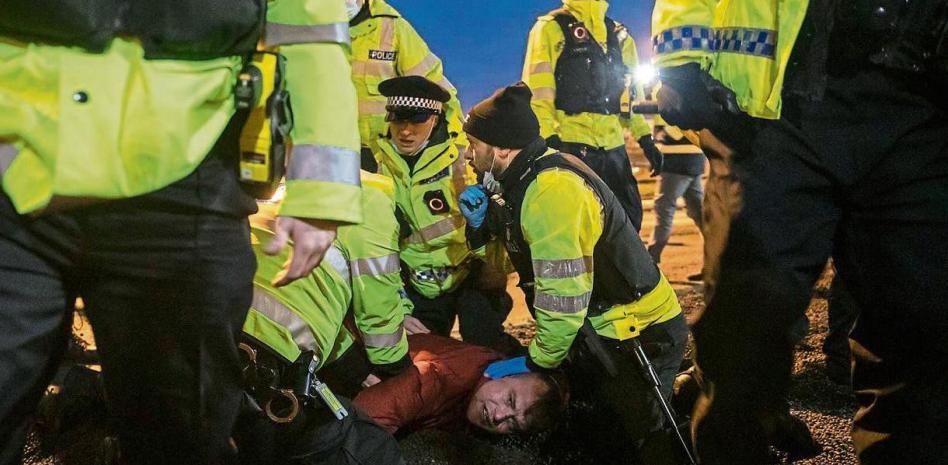 Enfrentamientos entre camioneros y policía en Dover y la zona del canal