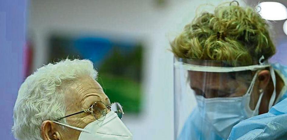 Araceli, una mujer de 96 años, recibe la primera vacuna contra el coronavirus en España