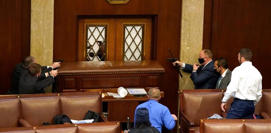 Las hordas trumpistas toman al asalto el Capitolio e impiden la certificación de Joe Biden como ganador