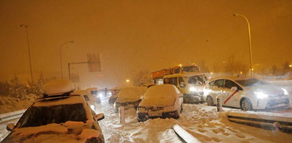 Cientos de conductores pasan la noche en la carretera atrapados por la nieve
