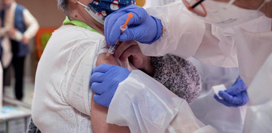 Suspendidos de empleo tres sanitarios por ofrecer vacunar a sus familiares