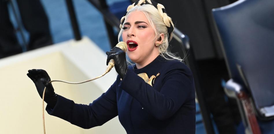 Lady Gaga brilla en la toma de posesión con un diseño de Schiaparelli y un especial broche de oro