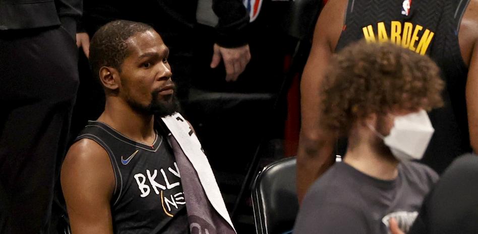 Kevin Durant, obligado a parar por la covid durante el partido contra los Raptors