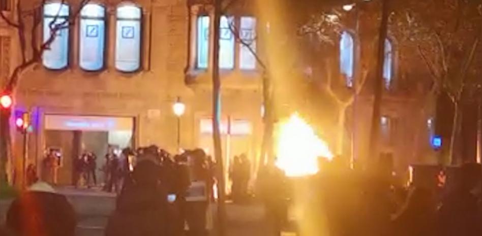 La detención de Hasél desata violentos disturbios en Catalunya