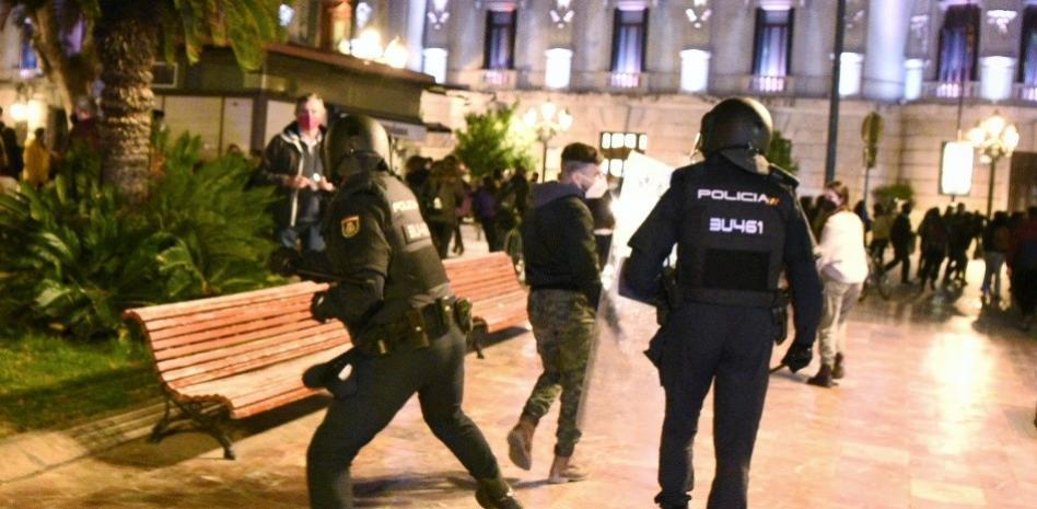 Cargas policiales contra los concentrados en València por Pablo Hasél