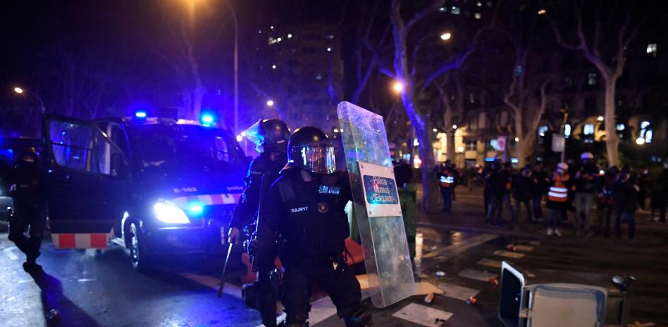 Segunda noche consecutiva de disturbios en las protestas por Pablo Hasél