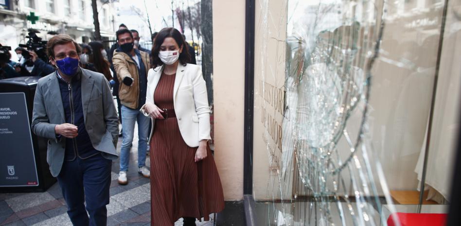 Almeida piropea a Díaz Ayuso en directo