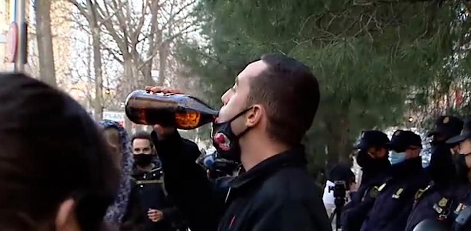 Los detenidos por los disturbios en Madrid recibidos con vítores a la salida del juzgado