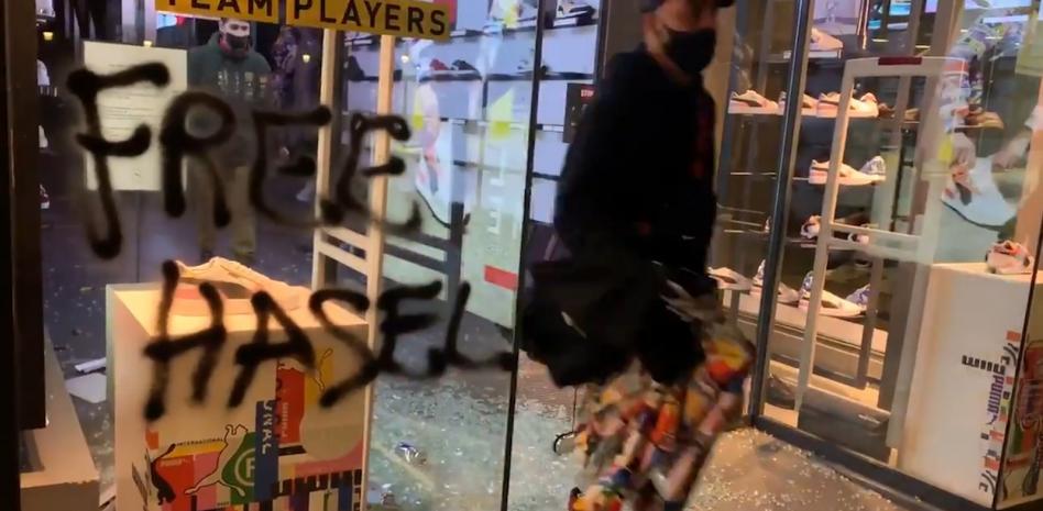 La quinta noche de disturbios se salda con pillaje