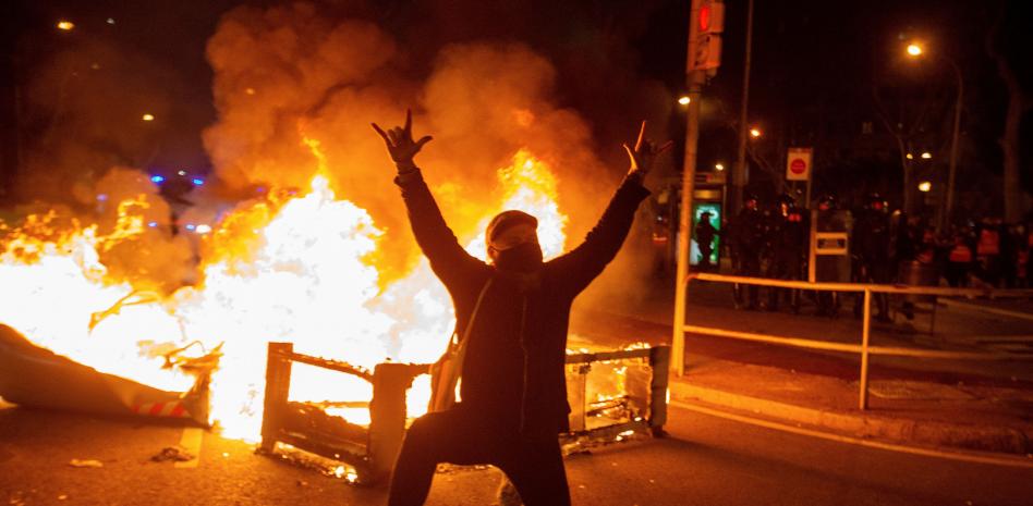 Sexta noche consecutiva de disturbios por Pablo Hasél en Barcelona