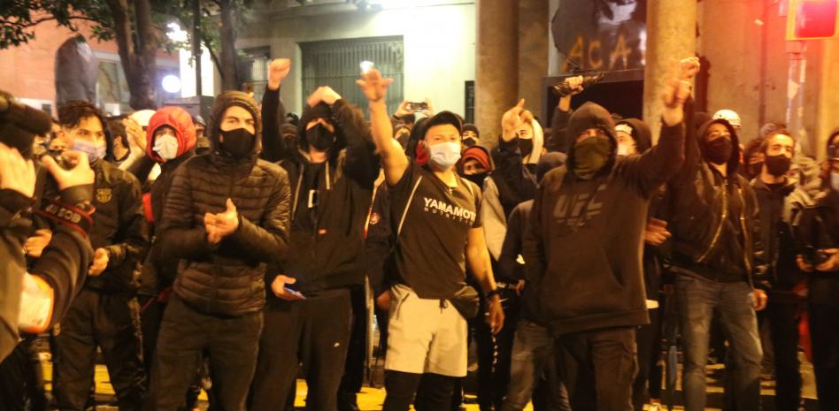 La séptima noche de altercados es más tranquila que las anteriores