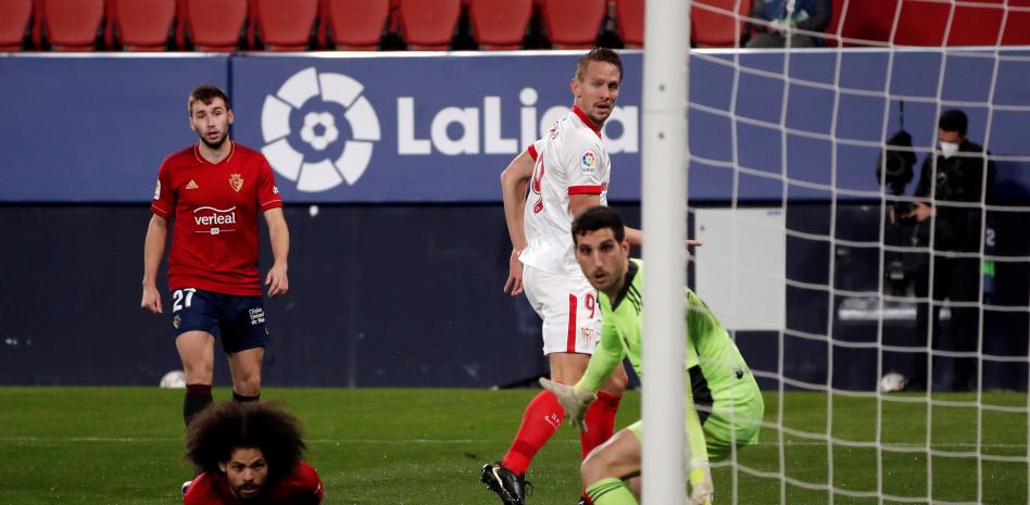 El Sevilla gana al Osasuna y adelanta al Barcelona en la clasificación