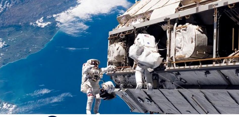 Los astronautas de la NASA Rubins y Glover salen de la EEI, en directo