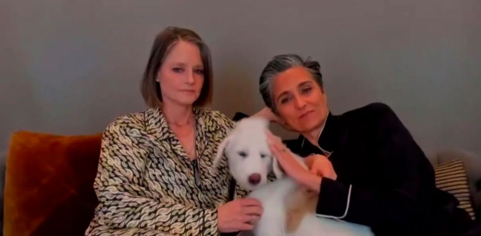 Jodie Foster sella su victoria en los Globos de Oro con un beso a su esposa desde el sofá y en pijama