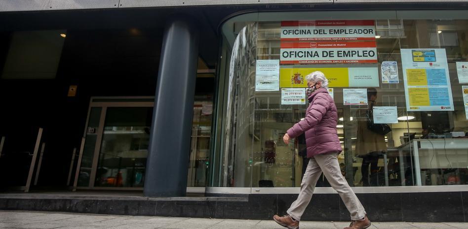 El paro supera los cuatro millones por primera vez desde el 2016