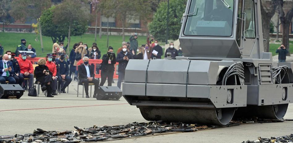 Sánchez preside el acto de la destrucción simbólica de 1.400 armas de ETA: "Es de justicia"