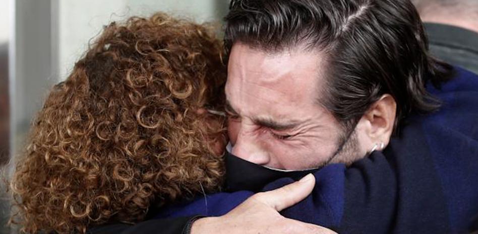 David Bustamante rompe a llorar en el entierro de Àlex Casademunt