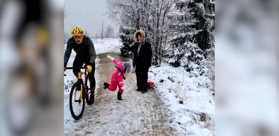 El acoso y las críticas a un ciclista que arrolló a una niña en bicicleta le permiten salir ‘casi’ indemne del juicio