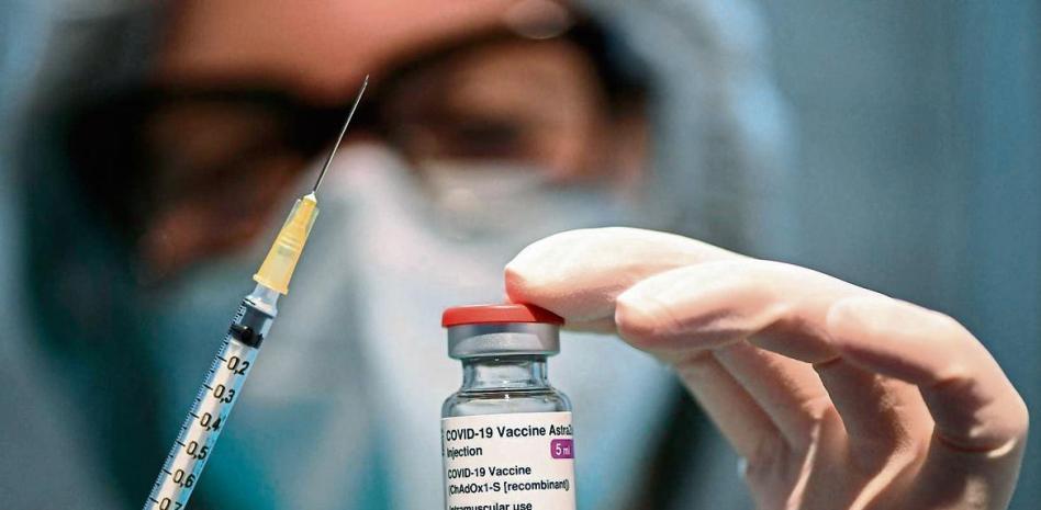 España frena dar AstraZeneca a mayores por las dudas sobre sus efectos