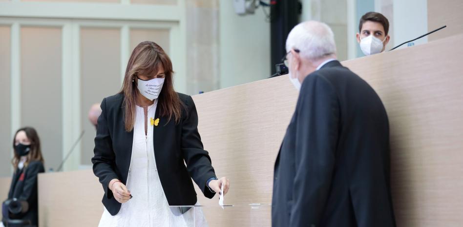 Borràs asume la presidencia del Parlament y se propone evitar injerencias externas