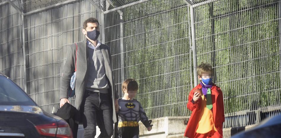 Casillas y Carbonero juegan al parchís junto a sus hijos tras separarse