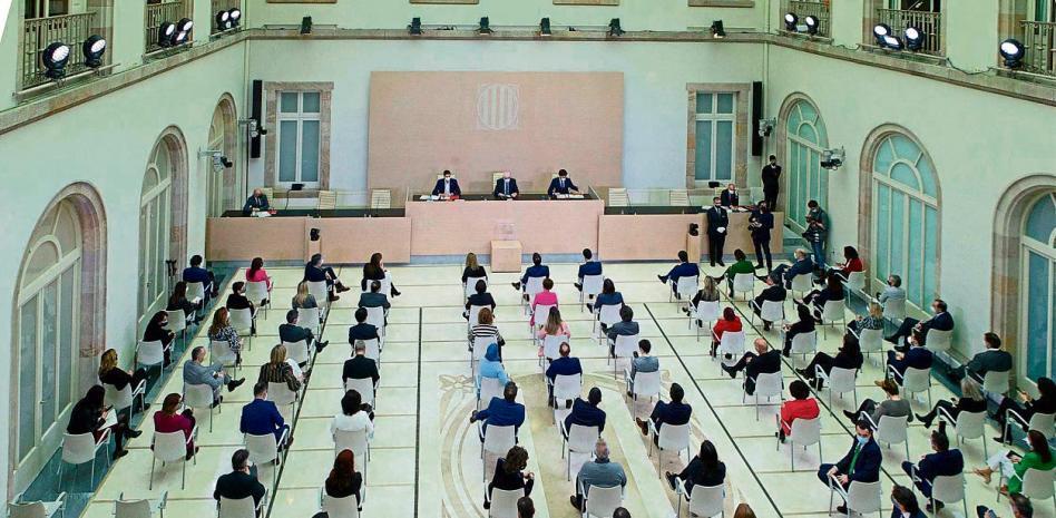 Borràs pasa al ataque en el Parlament con la negociación del Govern abierta