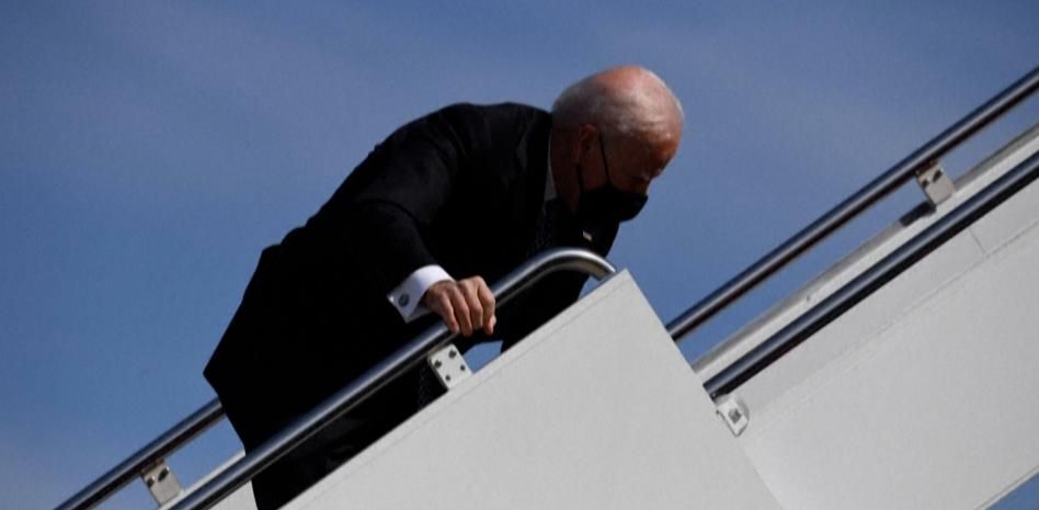 Biden tropieza tres veces al subir las escaleras del avión presidencial